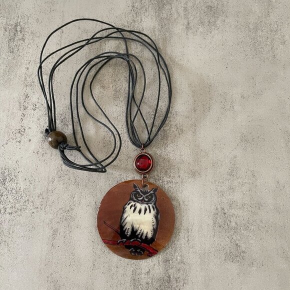 Hand Crafted Owl Pendant Natural Round Shell Black Cord Necklace Adjustable - Picture 1 of 6